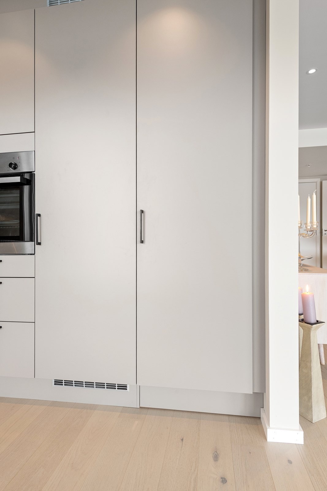 Dør med inngang til spiskammers fra kjøkkenet Galleribilde