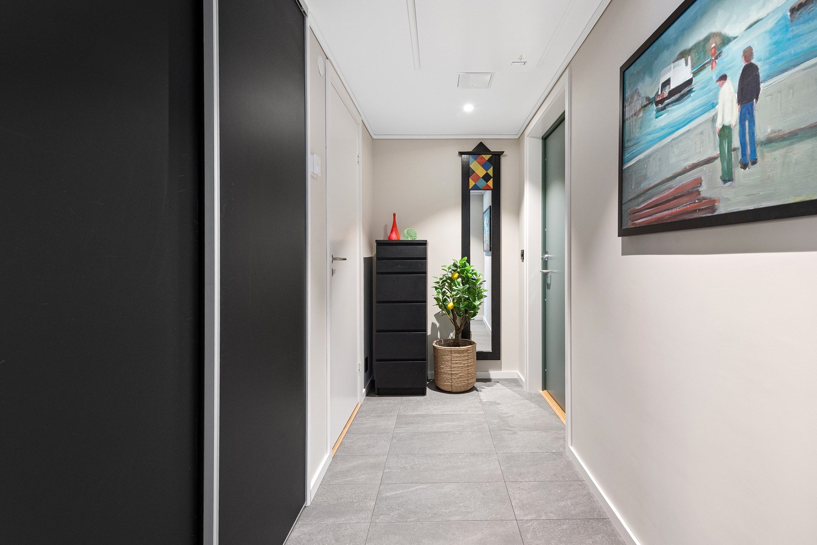 Flislagt gang med lyse vegger Galleribilde