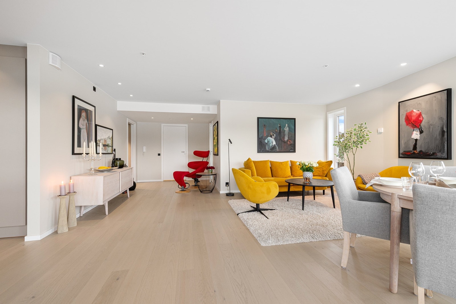 I stuen er det plass til flere soner og sittegrupper Galleribilde