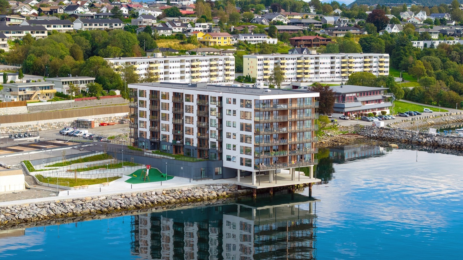 Dronebilde sett fra sjøsiden Galleribilde