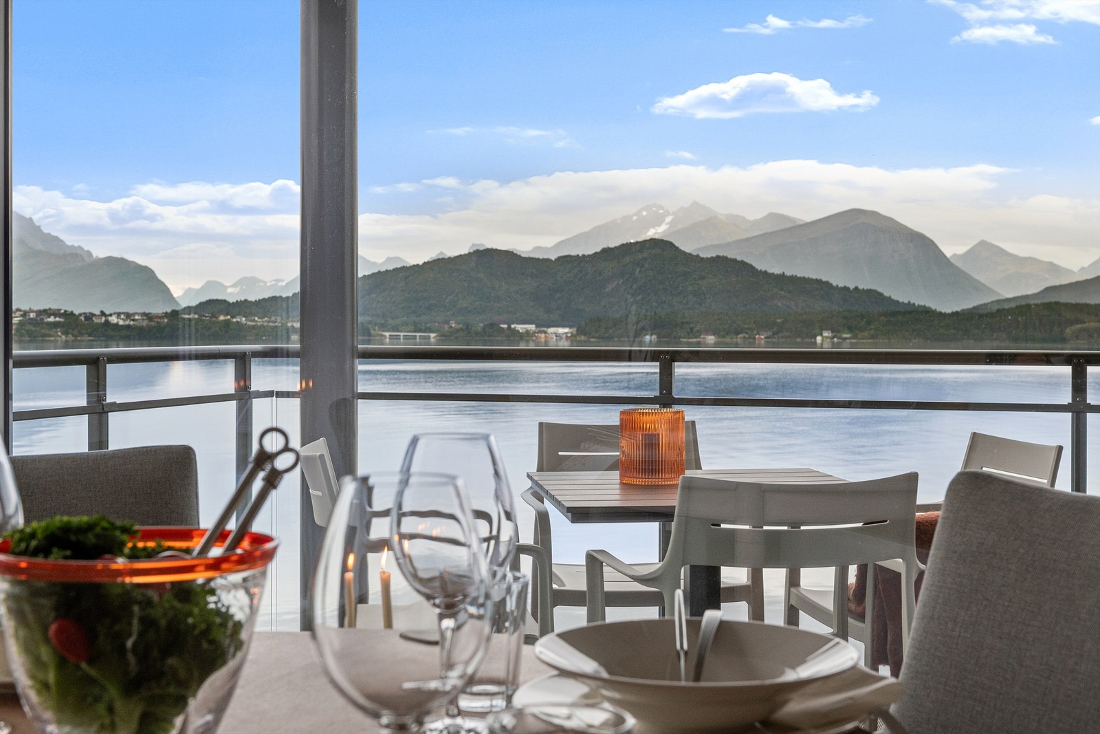 Stemningsbilde fra terrassen med nydelig fjordutsikt Galleribilde