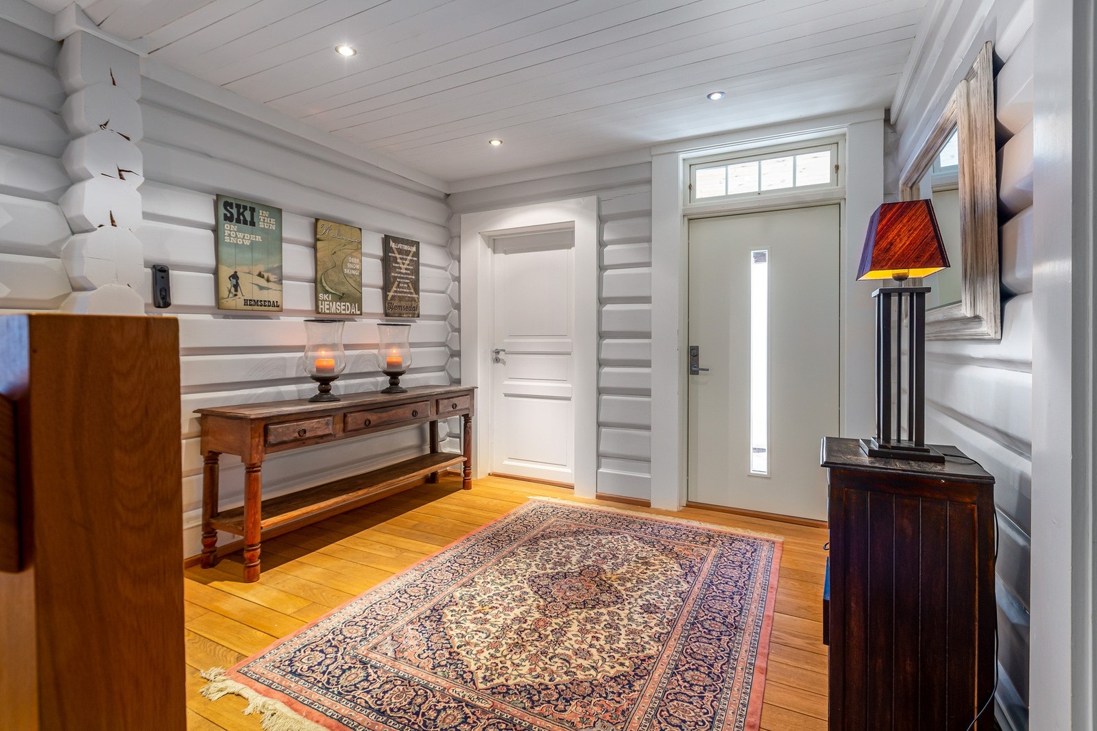 Romslig hall på hovedplanet. Galleribilde