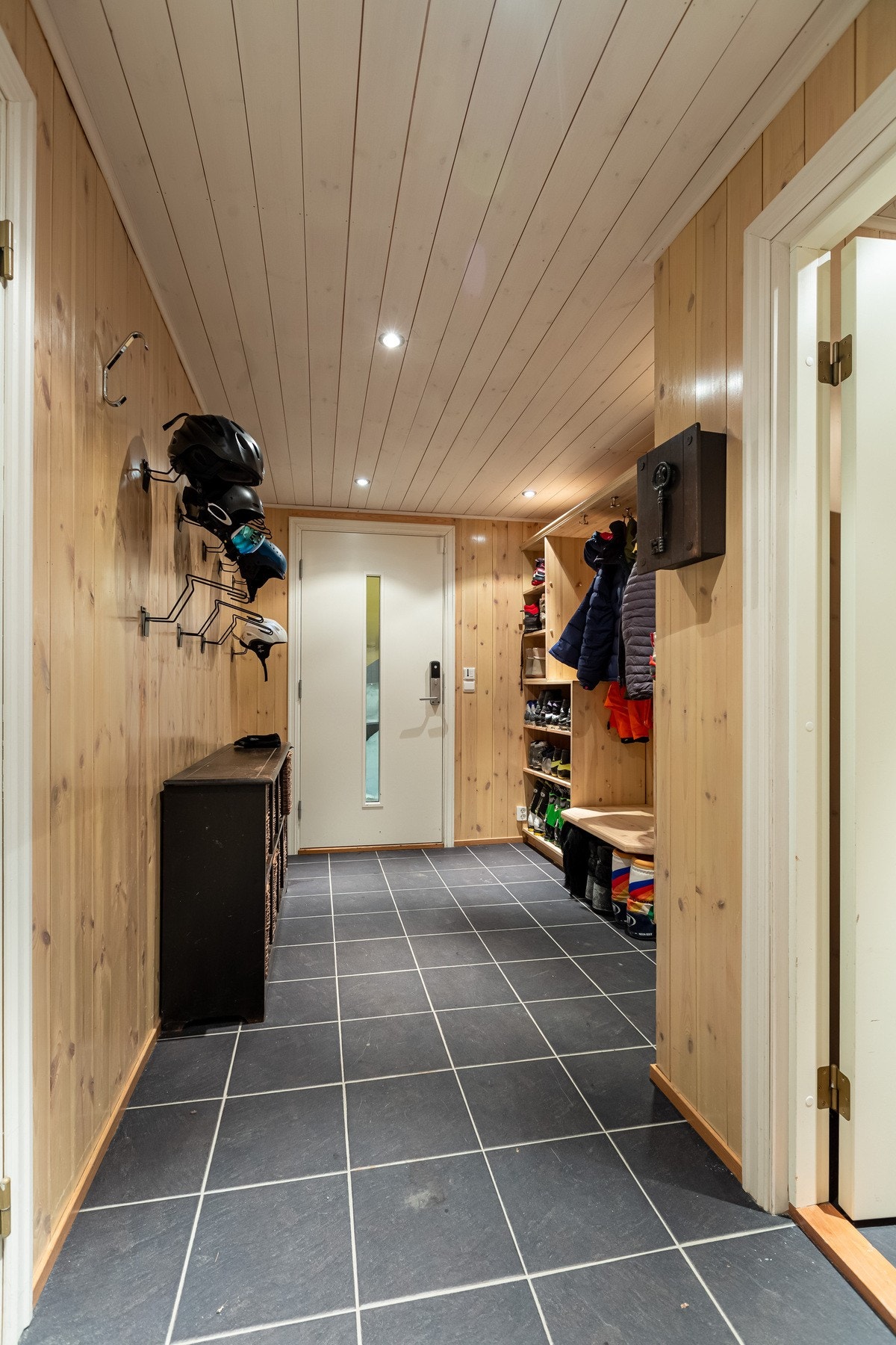 Flislagt skiinngang. Her kommer du også tørrskodd til og fra garasjen. Galleribilde