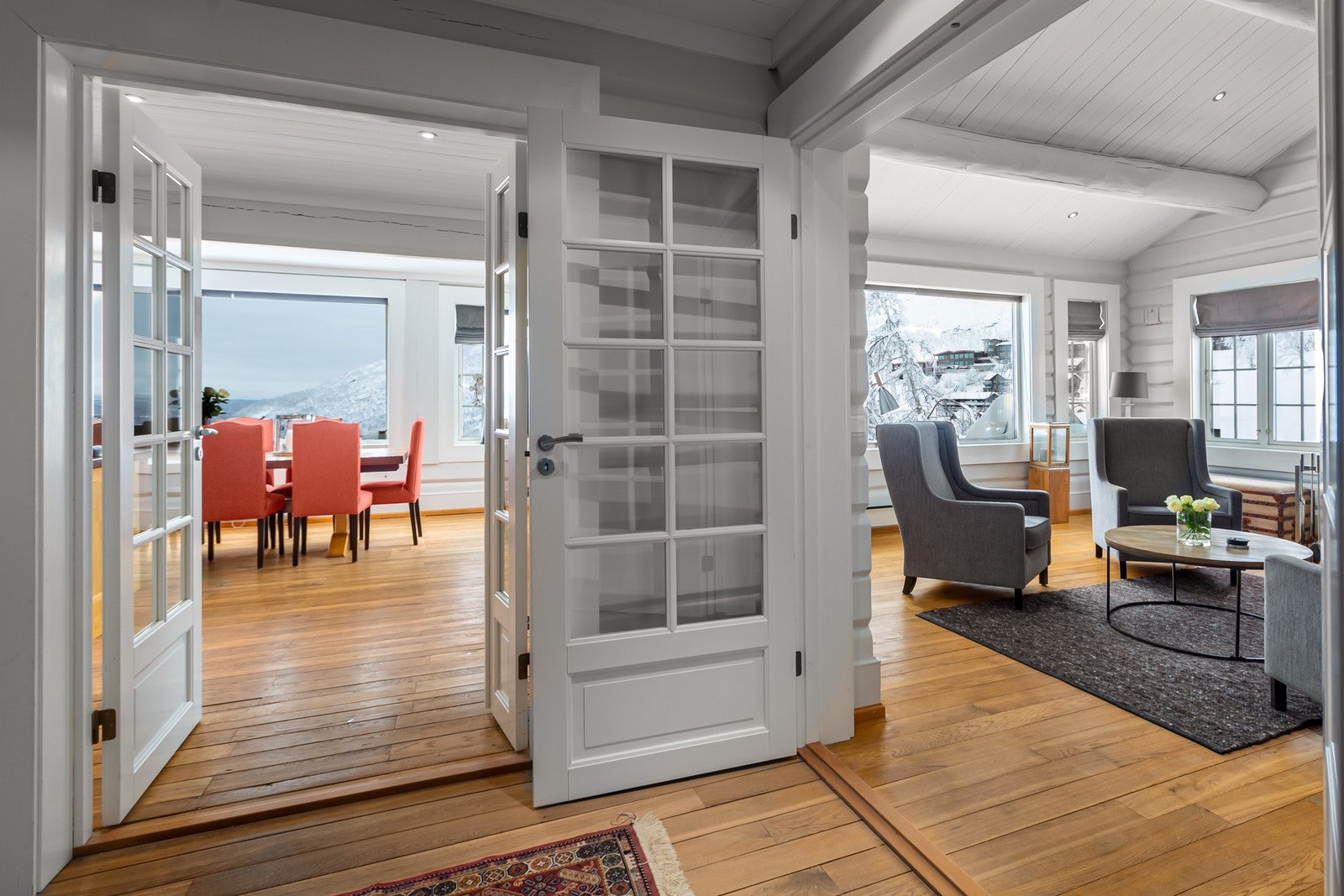 Åpen og lys gang med fin flyt videre mot stue og spisestue. Galleribilde