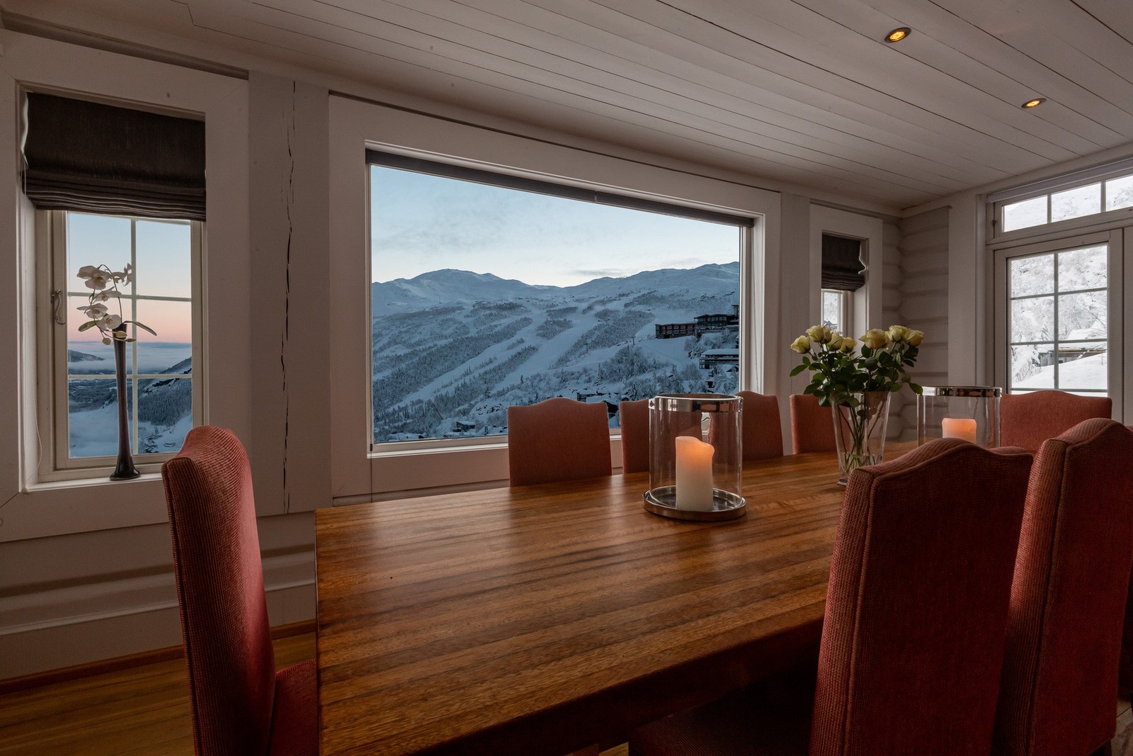 Utsikten fra spisestuen er magisk både på dagtid og kveldstid. Galleribilde