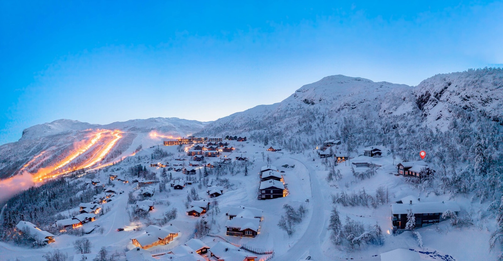 Det er magisk høyt oppe i Sjåstadleine i Skardsnuten i blåtimen! Her kan du nyte naturen og fjellro året rundt. Galleribilde
