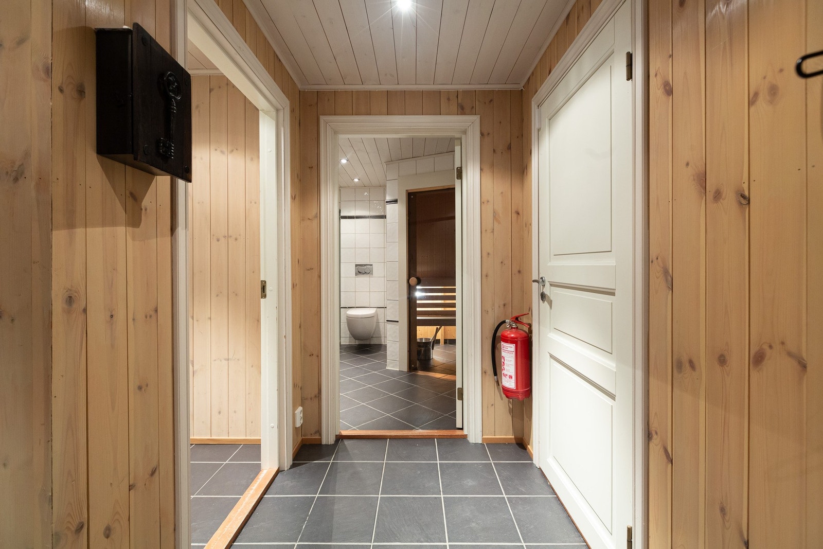 Flislagt "ski inngang". Her kommer du også ut til garasjen. Galleribilde