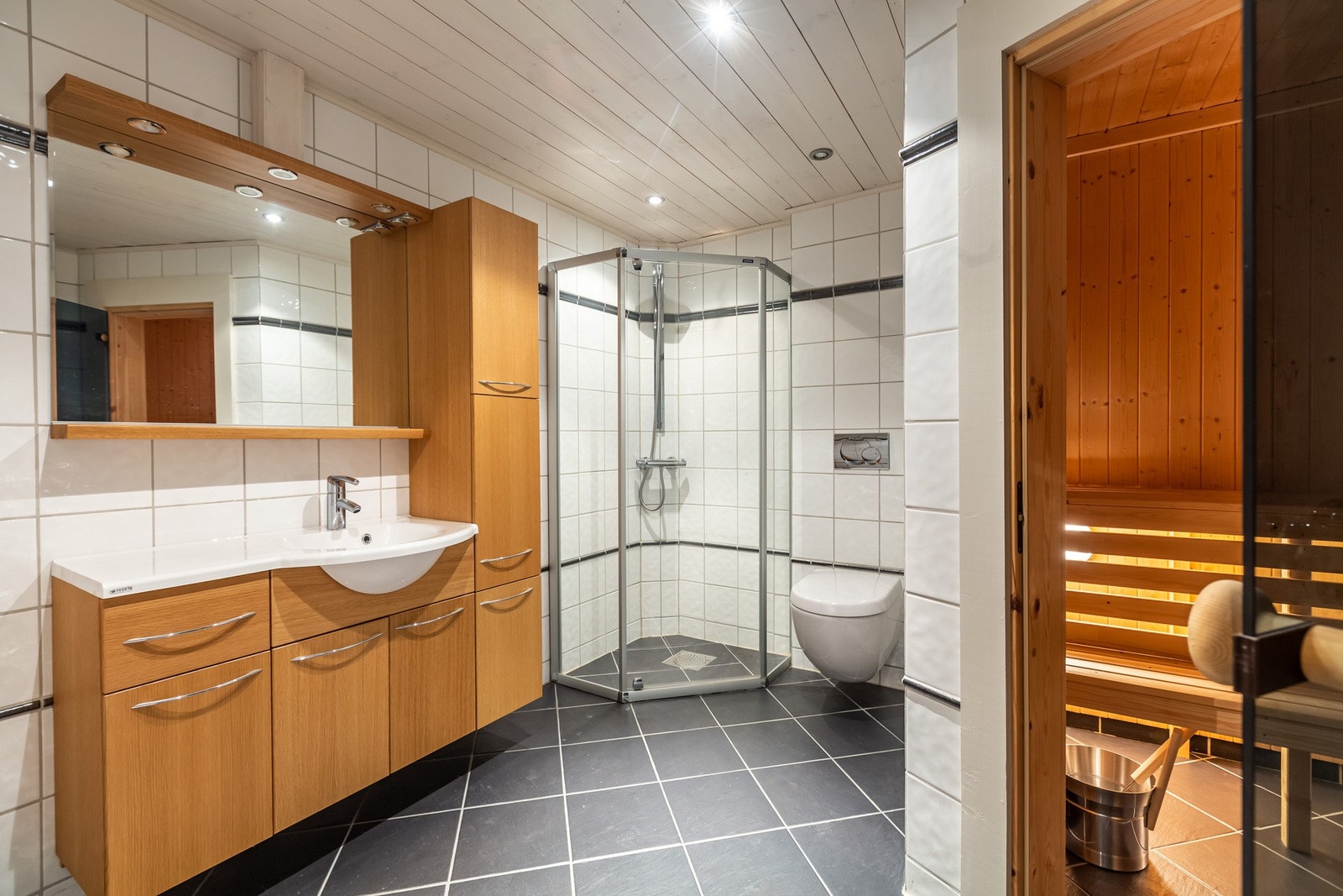 Baderom 4 med badstue i underetasjen. Galleribilde