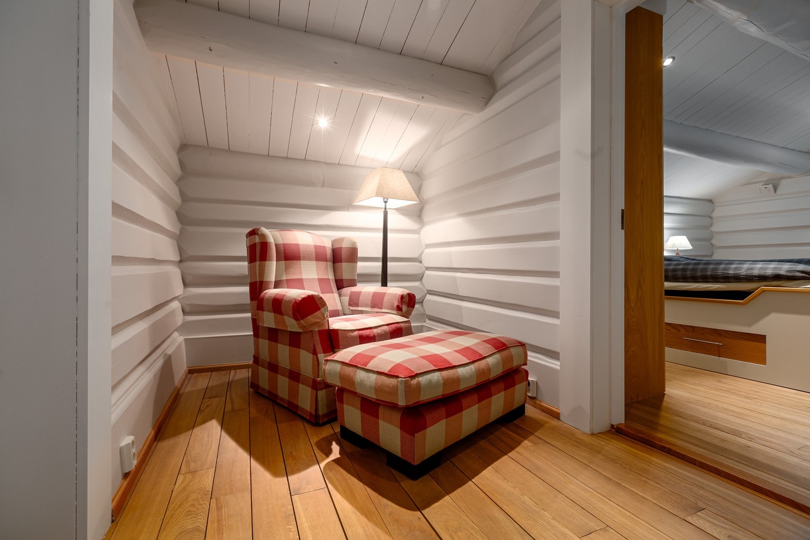 Hytta har flere koselige kroker, som f.eks. kan innredes til hyttekontor. Galleribilde