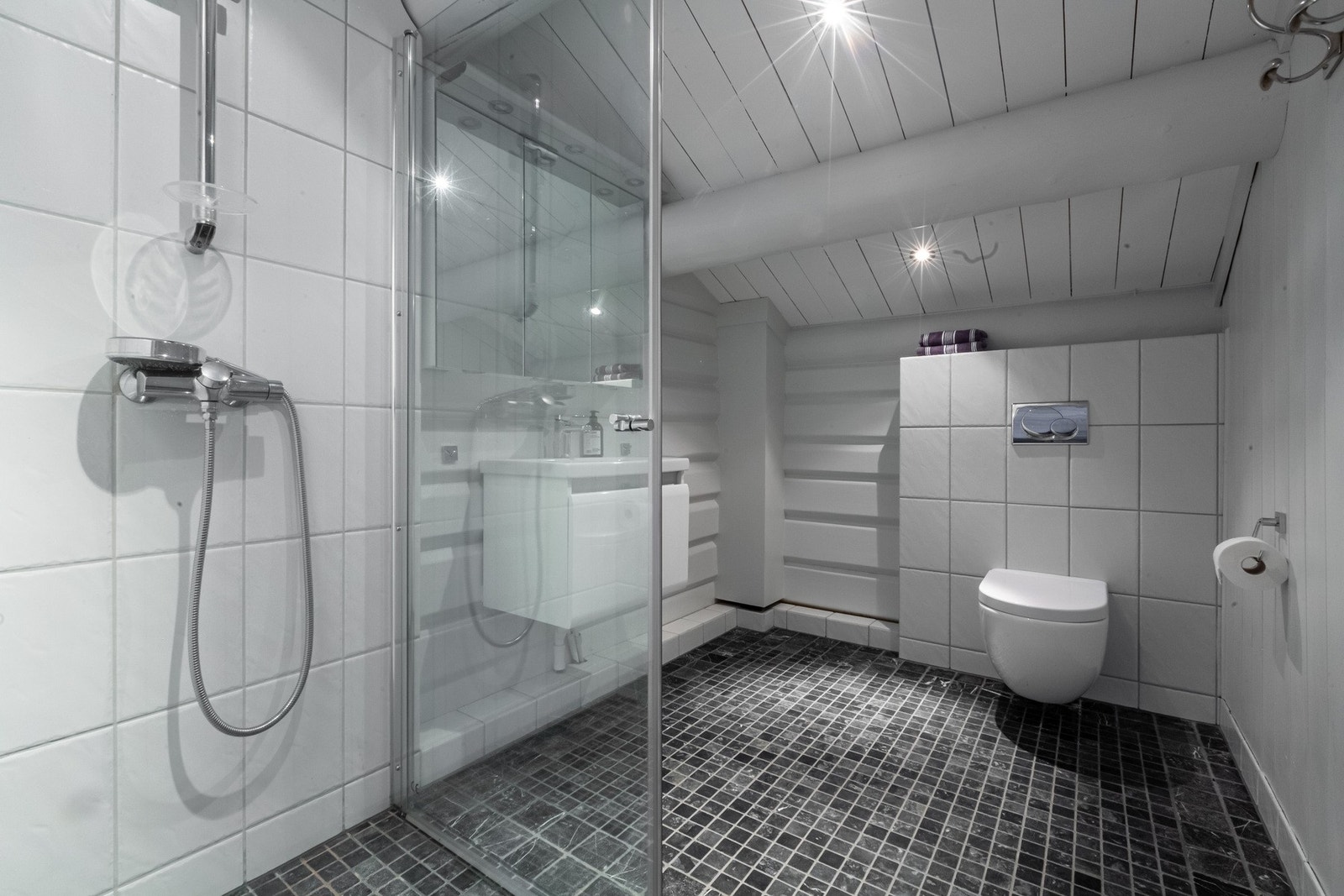 Delikat og tidsriktig baderom i loftsetasje. Galleribilde