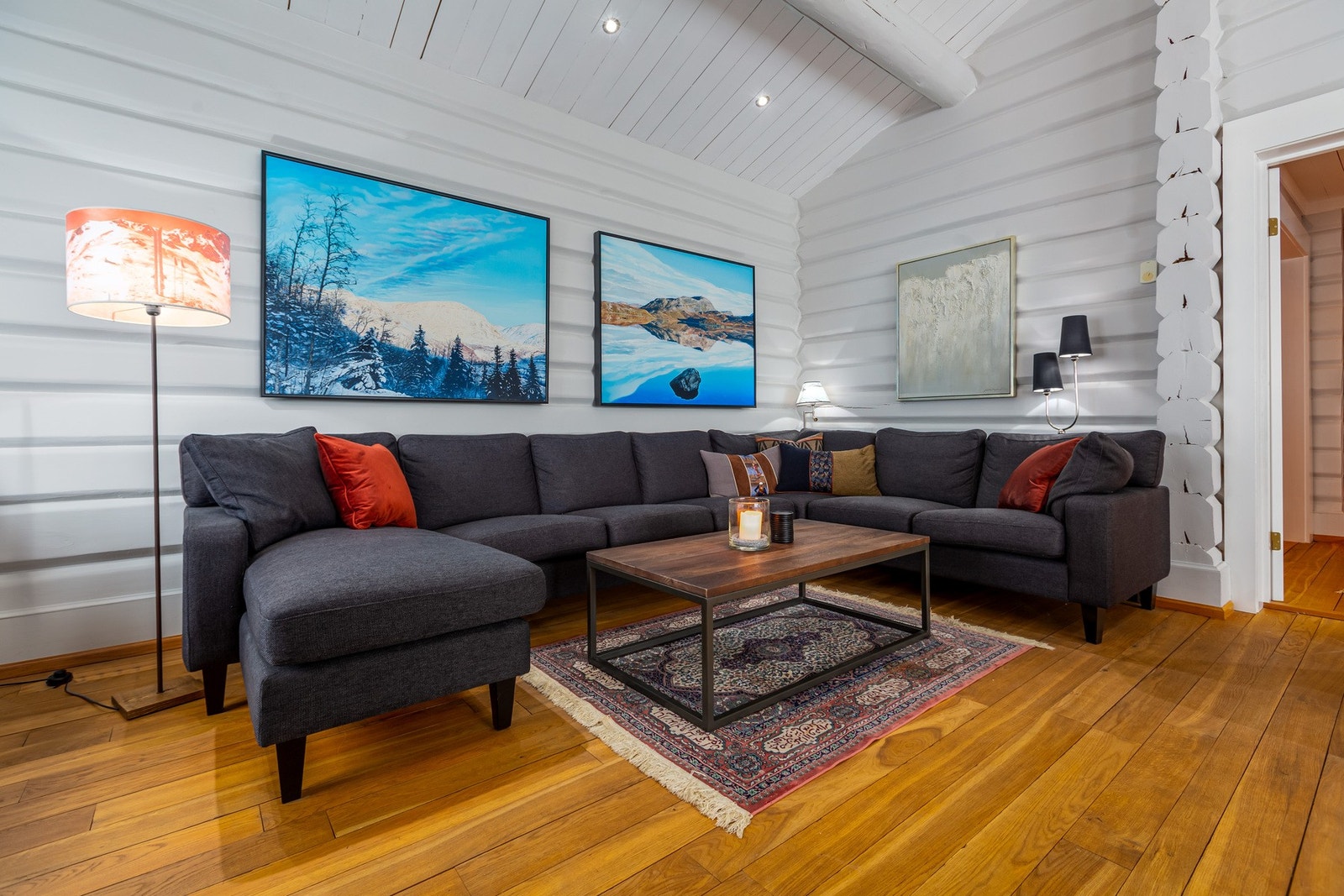 Stue på hovedplan er luftig med røstet tak og synlige takåser. Galleribilde