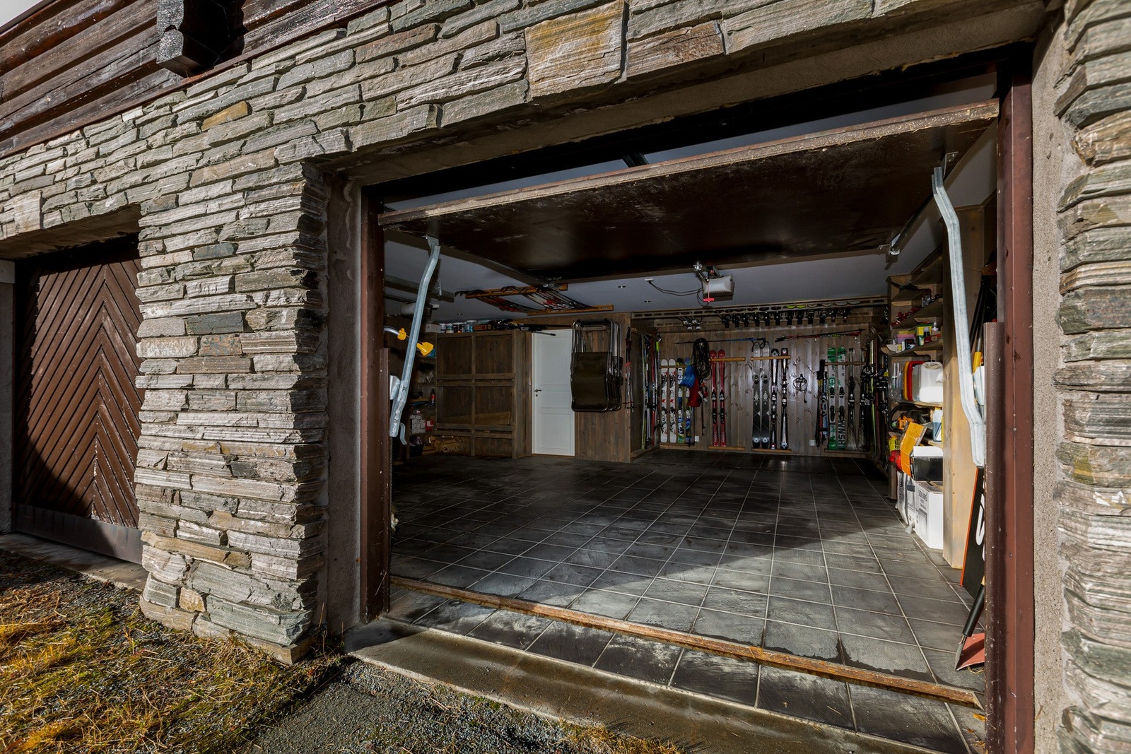 Romslig garasje og godt med bodplass til alt utstyr for aktiviteter hele året. Galleribilde