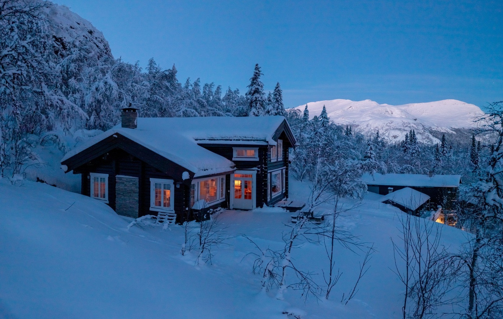 Eiendommen ligger tilbaketrukket på et høydedrag i vakre omgivelser. Galleribilde