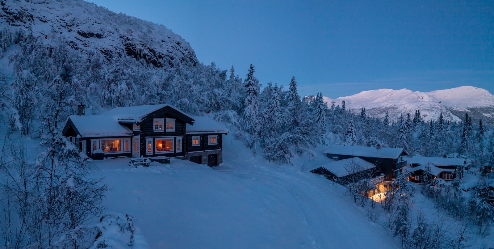 Her kan du bare nyte den flotte tømmerhytta, beliggenheten og den magiske utsikten. For ikke og snakke om den gode fjellfølelsen! . Galleribilde