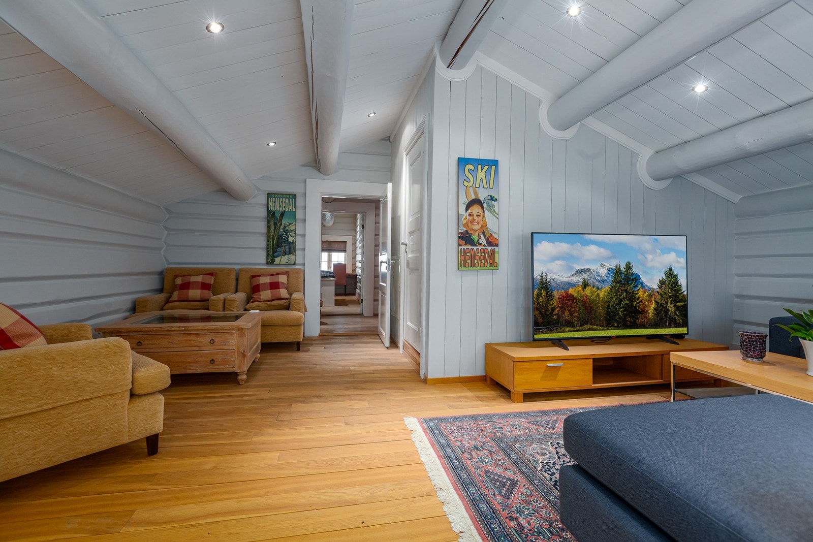 Den romslige loftstuen er perfekt egnet som en avskjermet TV-stue, eller som en egen stue for ungdommen. Galleribilde