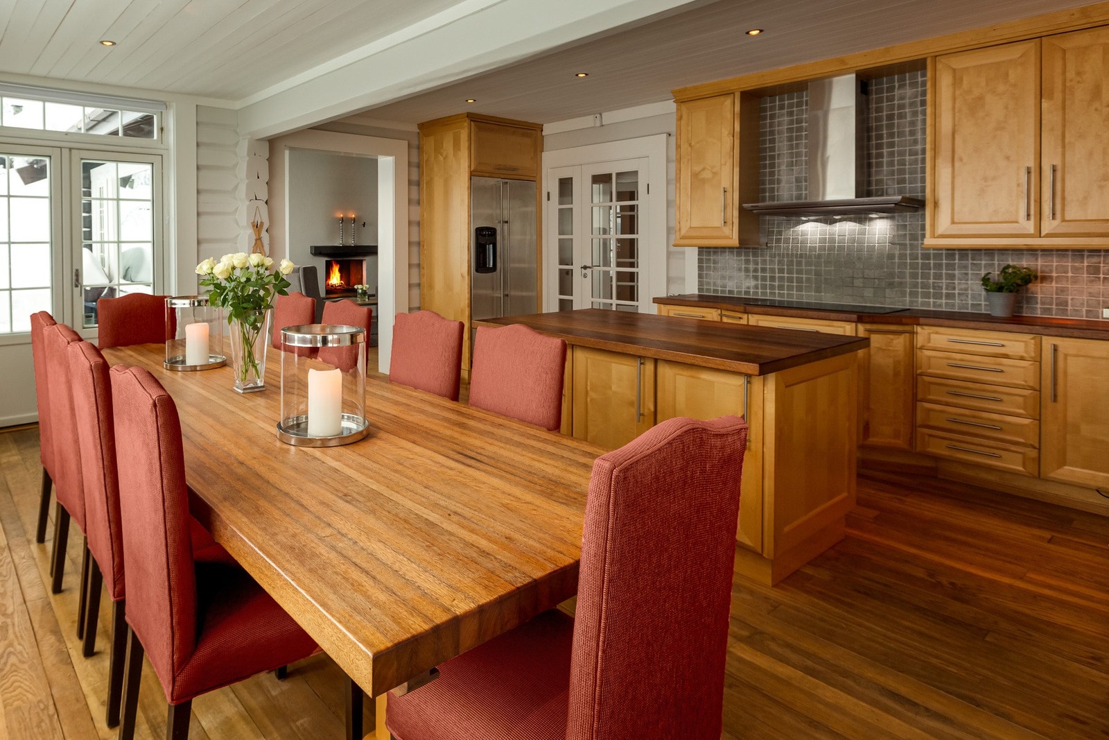 Stort sosialt kjøkken med kjøkkenøy, perfekt for middager med gode venner og familie. Galleribilde