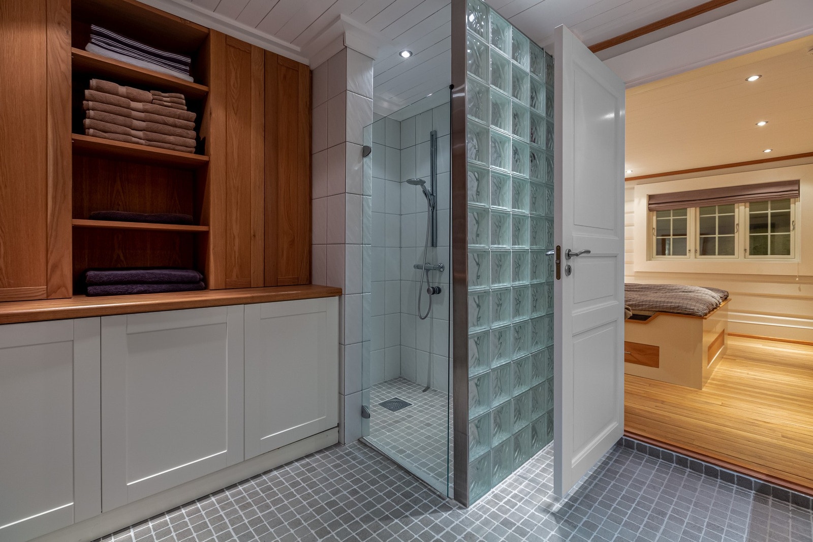 Dusjnisje på master badet. Galleribilde