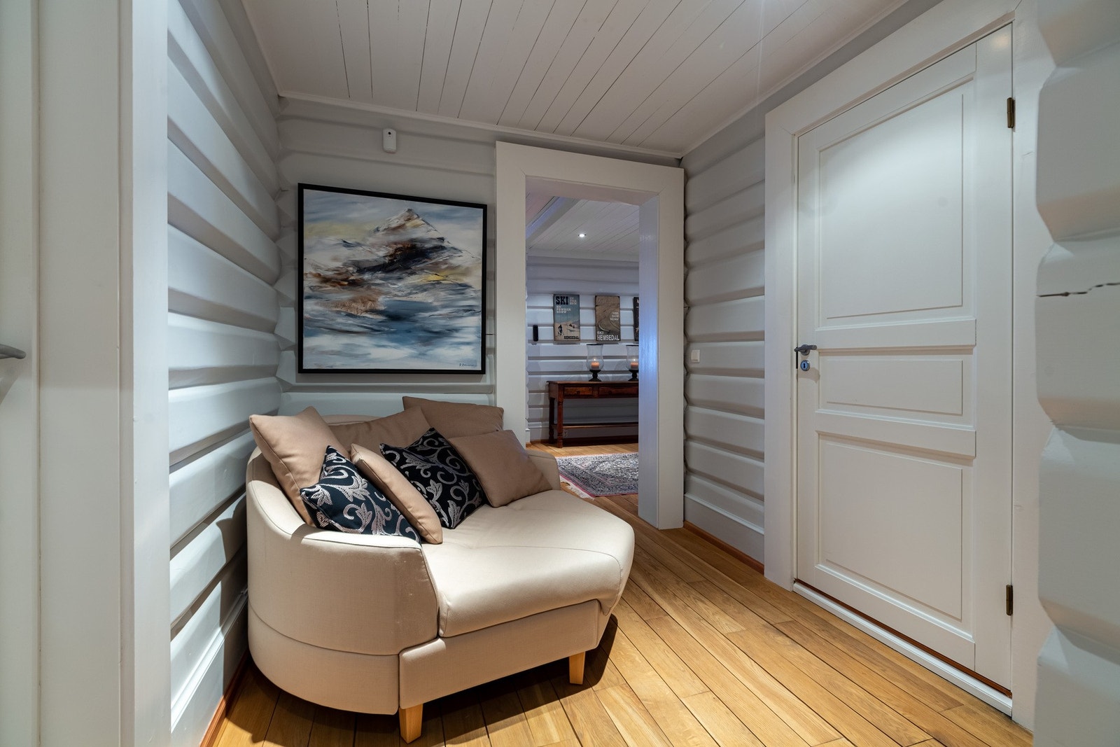 Hyggelig sitteplass ved soveromsgangen på hovedplan. Galleribilde