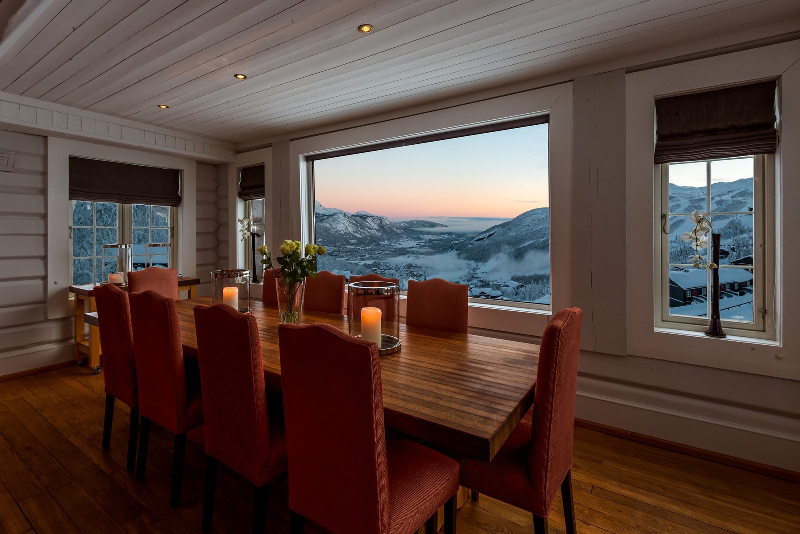 Utsikt over Hemsedal og fjellene i øst. Galleribilde