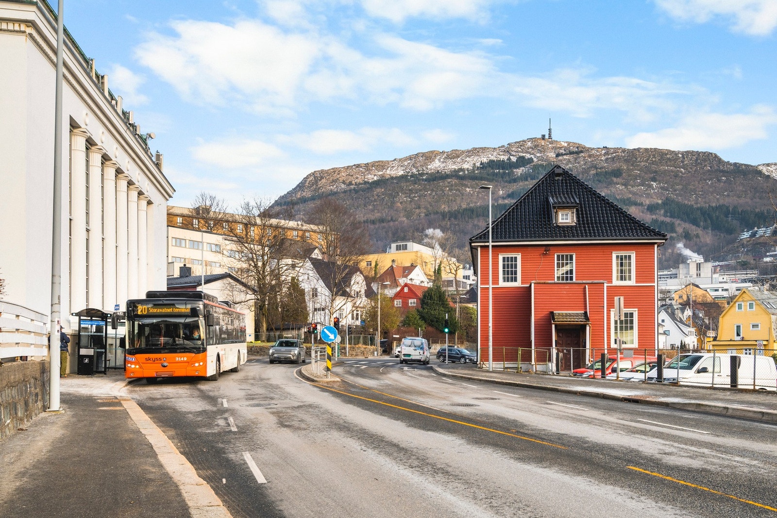 Like utenfor leiligheten finner du Hunstadsvingen busstopp for linje 20 og 27 går forbi Galleribilde