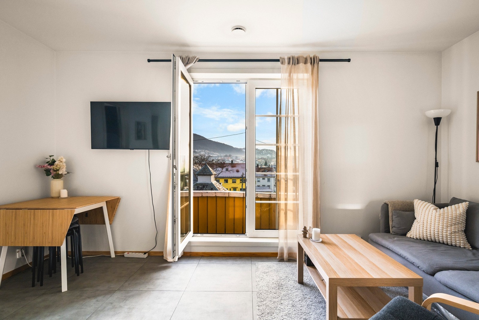 Fra stuen er det utgang til en liten altan Galleribilde