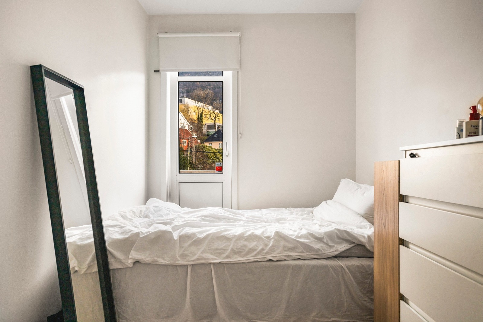 Soverom 2 - fra det ene soverommet er det utgang til felles altan på ca. 5,8 kvm som deles med tilstøtende seksjon Galleribilde