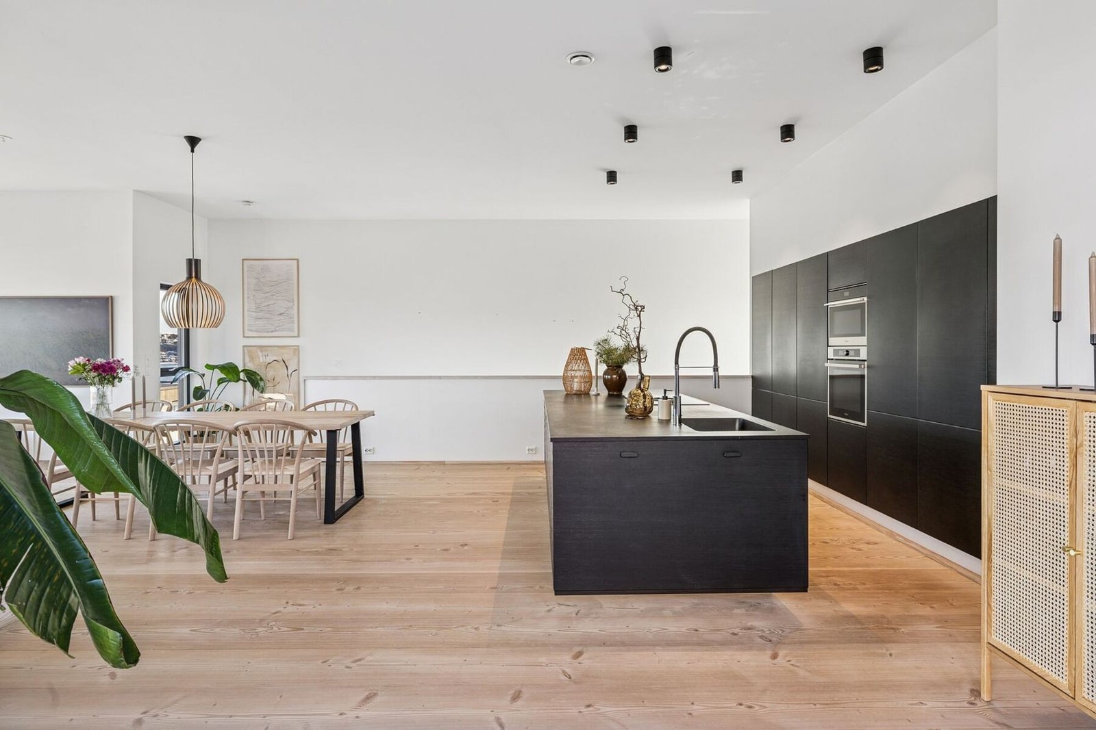 Opp i øverste etasje har man en sosial stue/kjøkkenløsning med flere innredningsmuligheter. Galleribilde