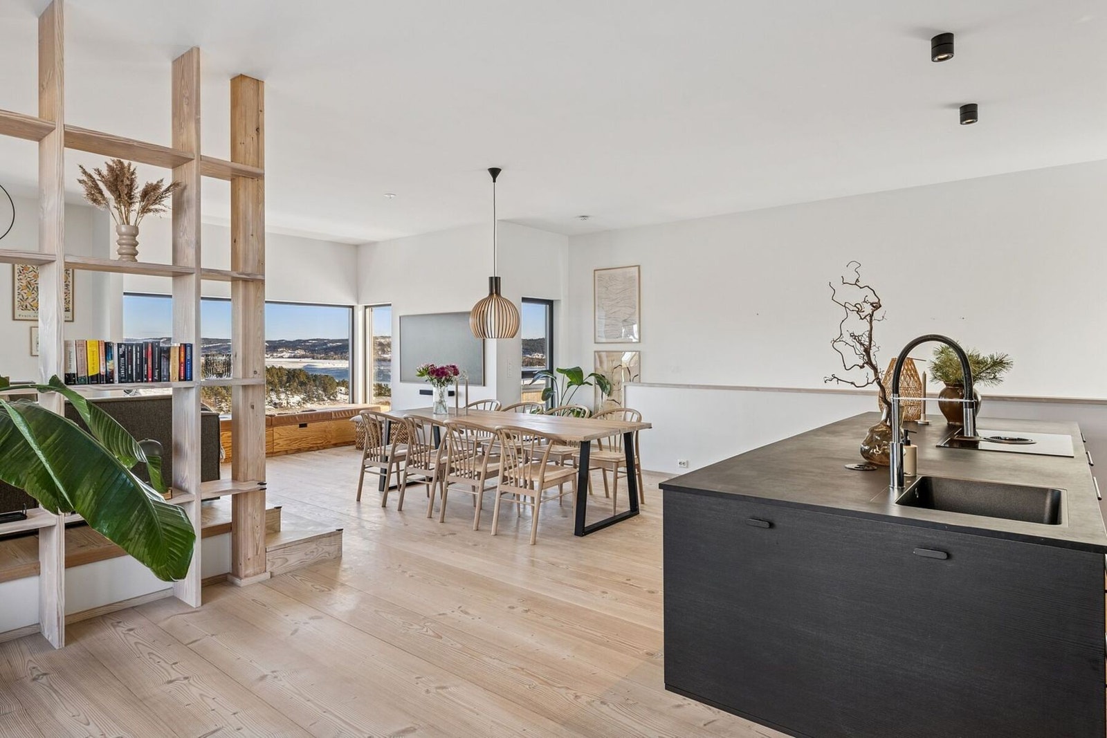 God takhøyde, heltre gulv og slette veggoverflater. Galleribilde