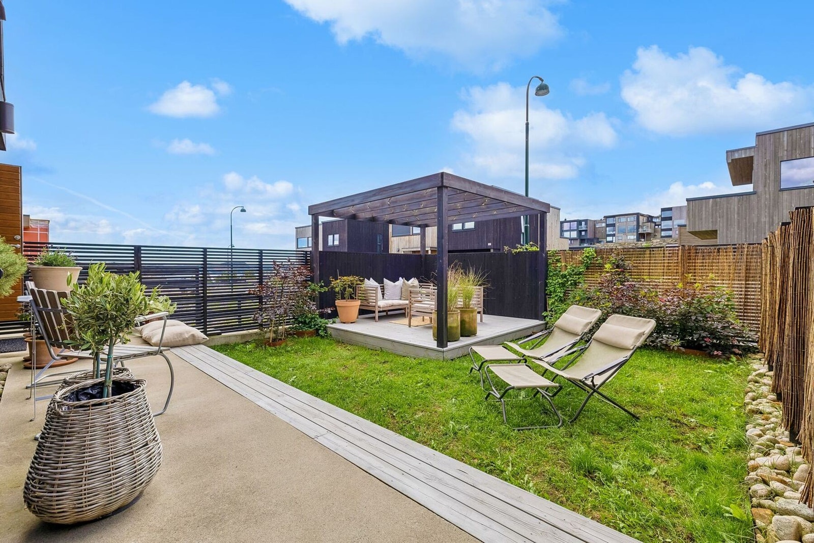 Koselig hage som er usjenert og inngjerdet. Galleribilde