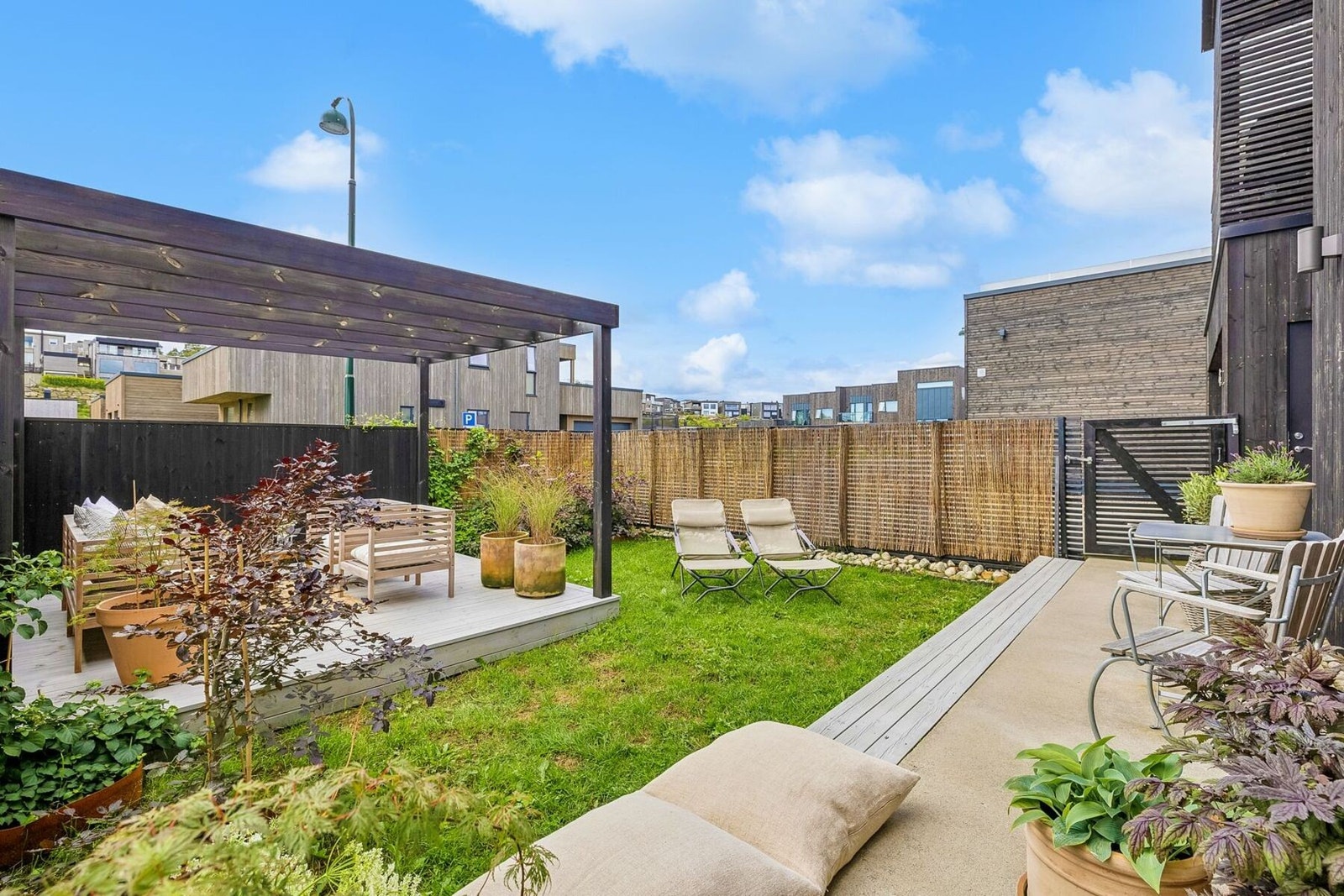 Boligen har grøntareal med gode solforhold. Perfekt for barna, hunden eller sene kvelder med venner og familie. Galleribilde