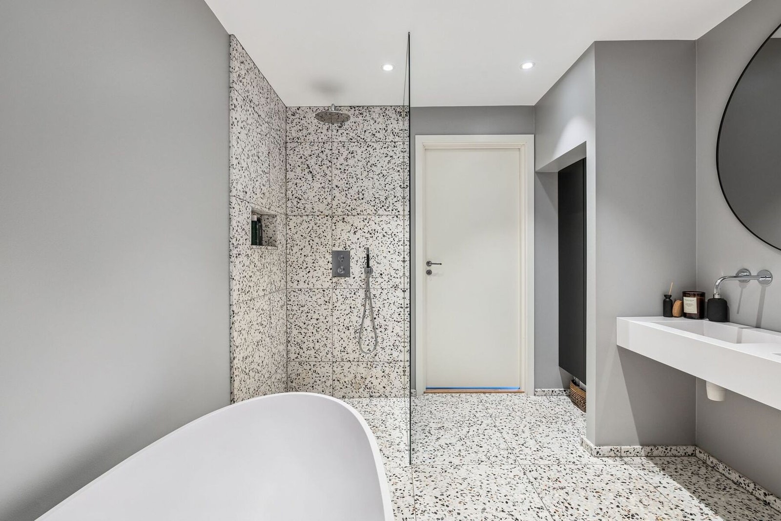 Badet er luftig med flotte fliser og lekre detaljer. Galleribilde