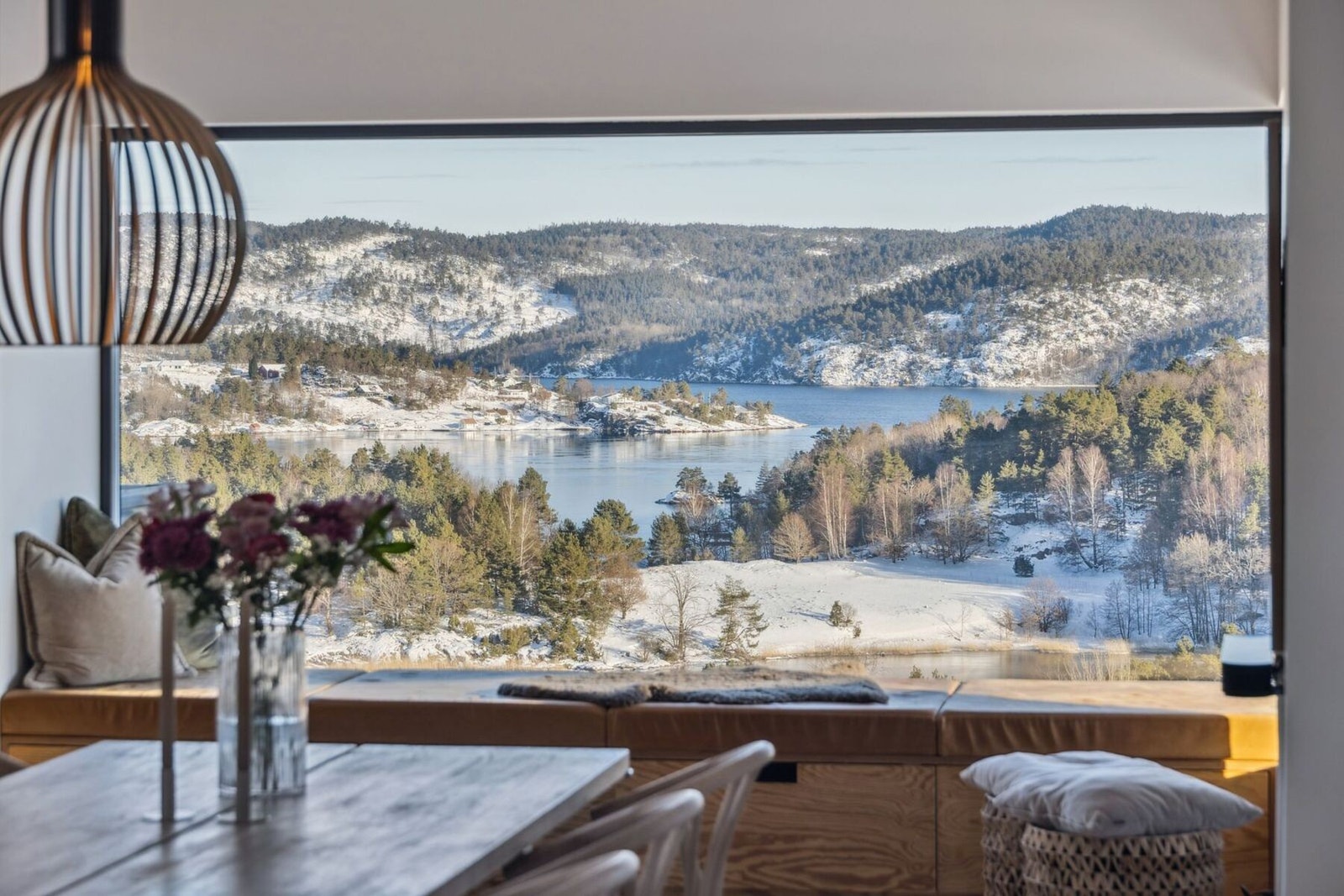 I stua er det en plassbygd benk foran det største vinduet. Galleribilde