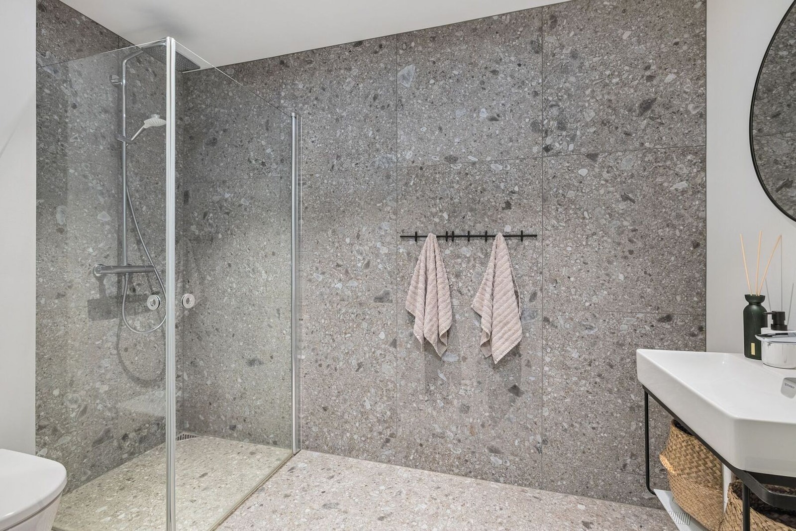 Bad i underetasjen tilhørende hoveddelen har dusjhjørne, baderomsmøbel og toalett. Galleribilde