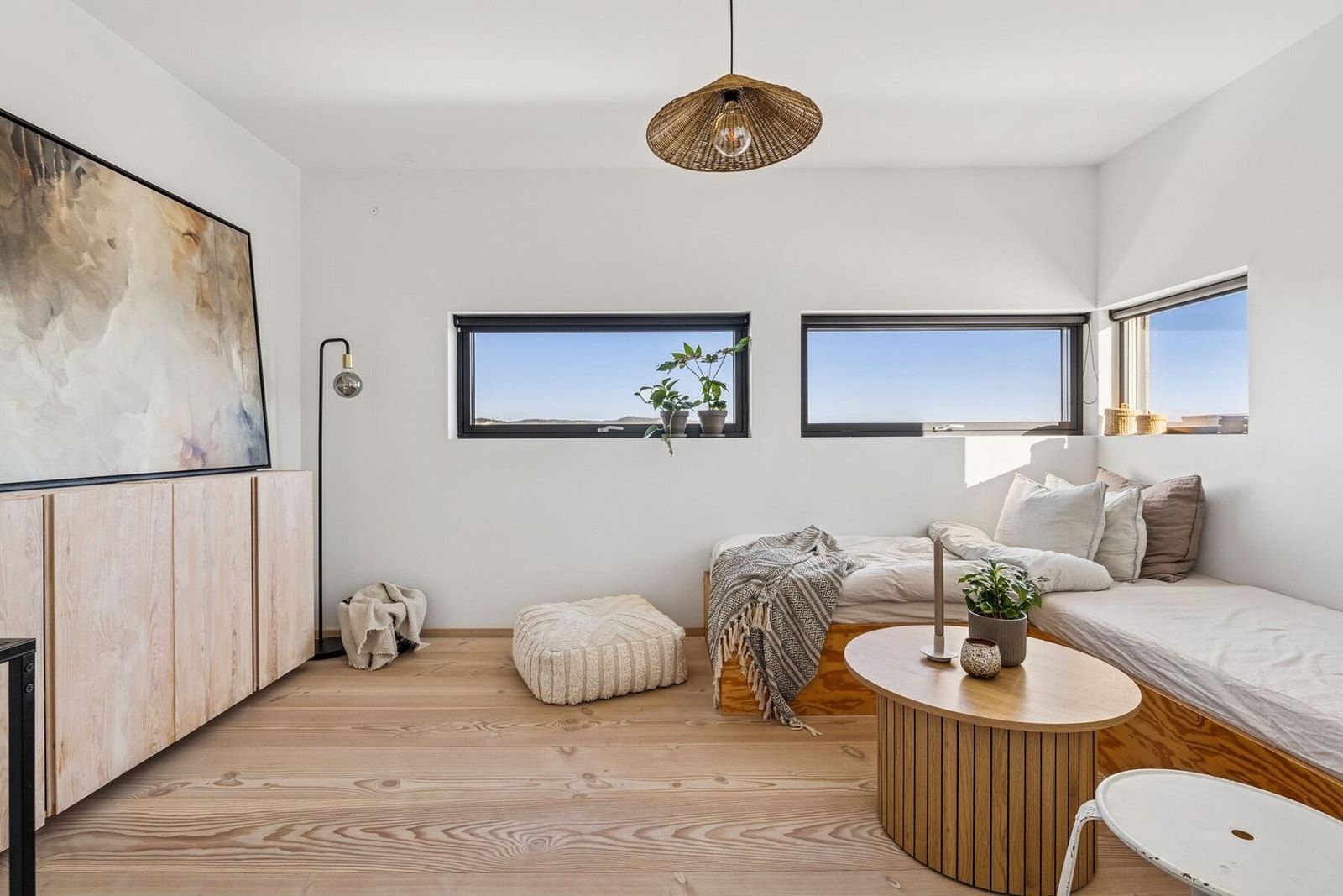 I TV-stuen/soverommet er det en plassbygd seng/sofa. Galleribilde