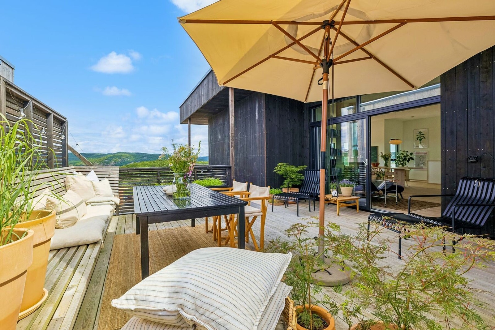 På terrassen er det plassbygd benk og rikelig med plass til flere sitte- og spisegrupper. Galleribilde