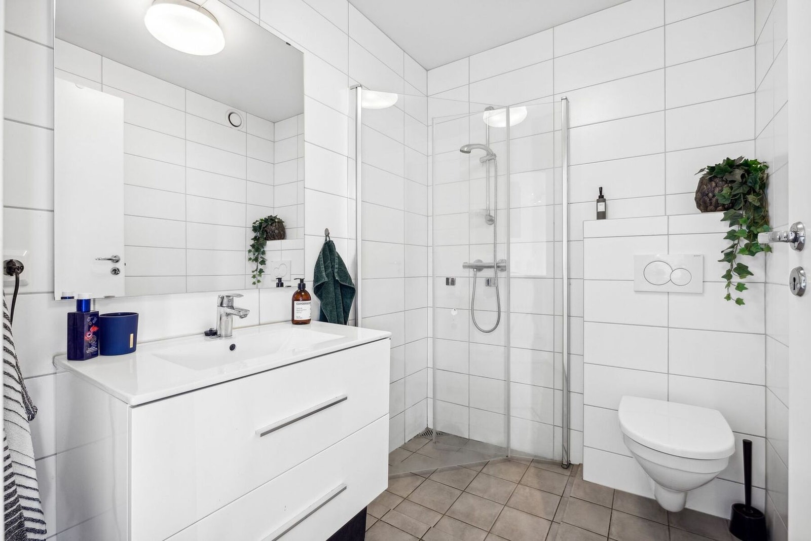 Badet i underetasjen er helfliset og har en tidløs innredning. Galleribilde