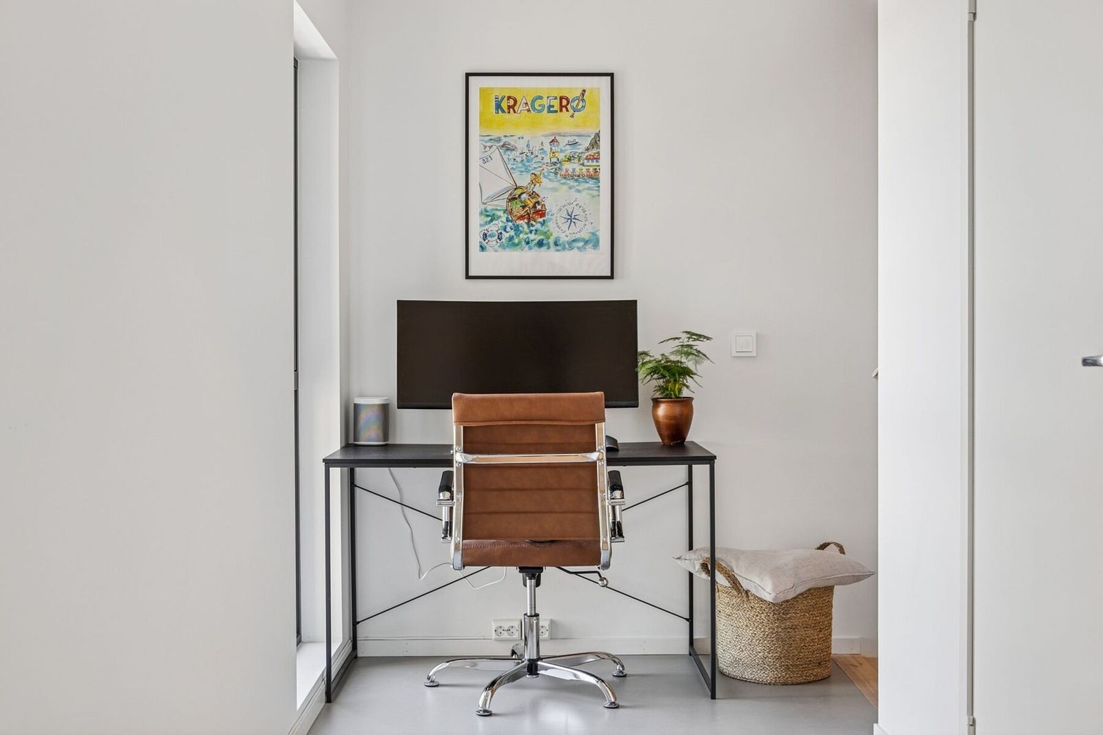 I enden av ganga er det plass til hjemmekontoret. Galleribilde