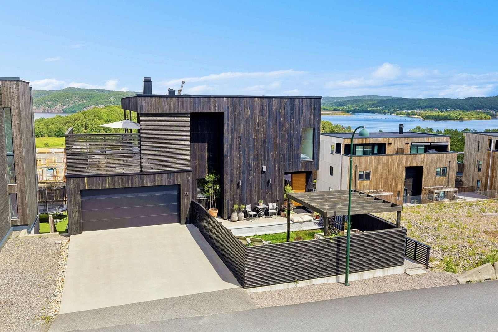 Huset går over tre plan og har praktisk hybel (12.500/mnd) i underetasje, stor garasje og fantastisk utsikt! Galleribilde