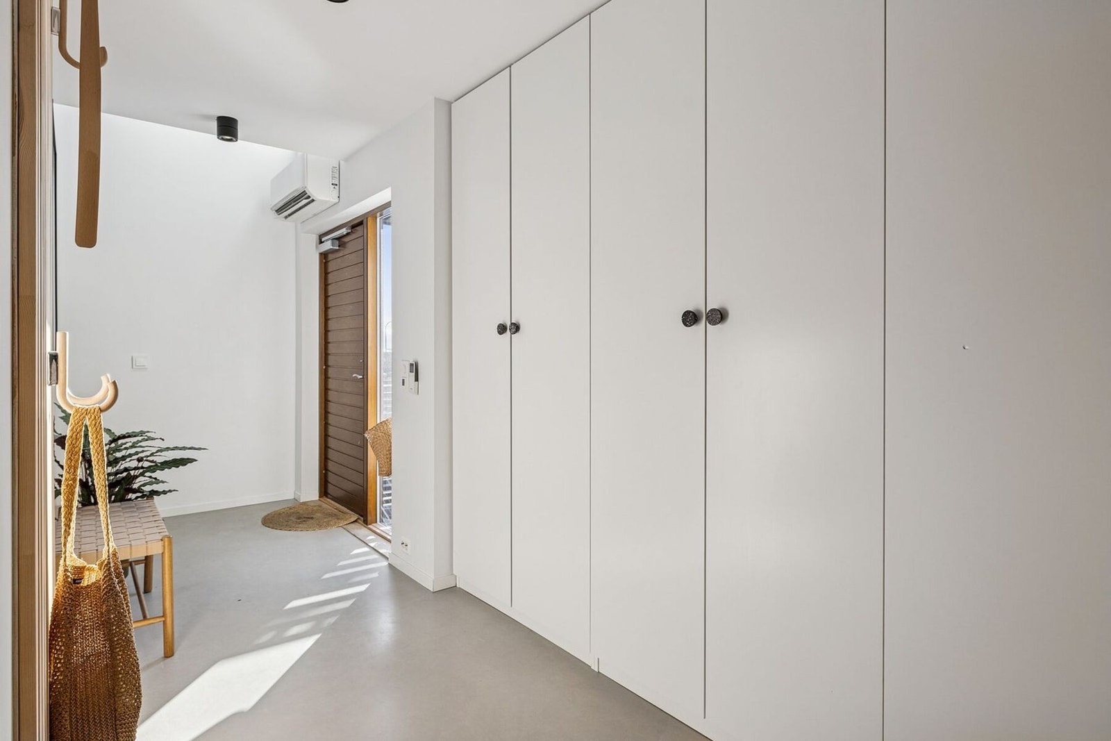 Entréen har rikelig med skapplass. Galleribilde