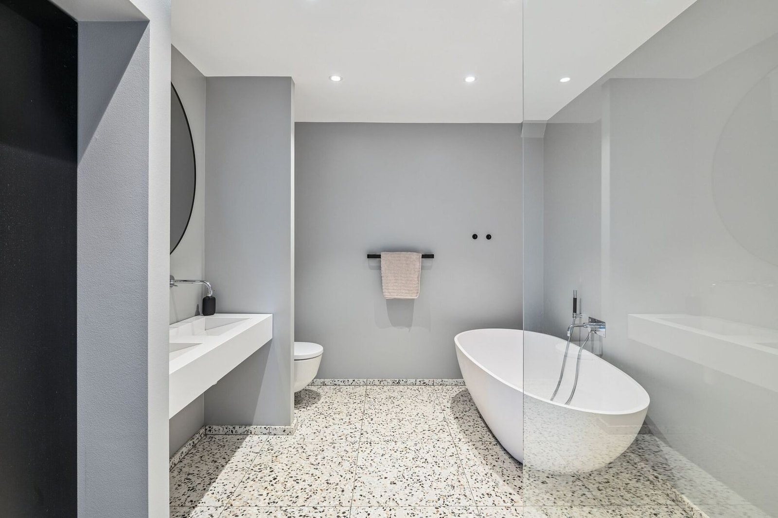 Badet i 1. etasje har badekar, dusjhjørne, baderomsmøblement og vegghengt toalett. Galleribilde