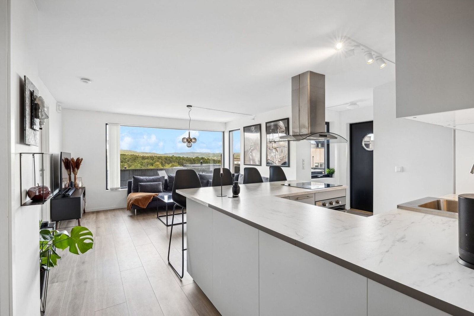 Kjøkkenet har rikelig med skap- og benkeplass. Galleribilde