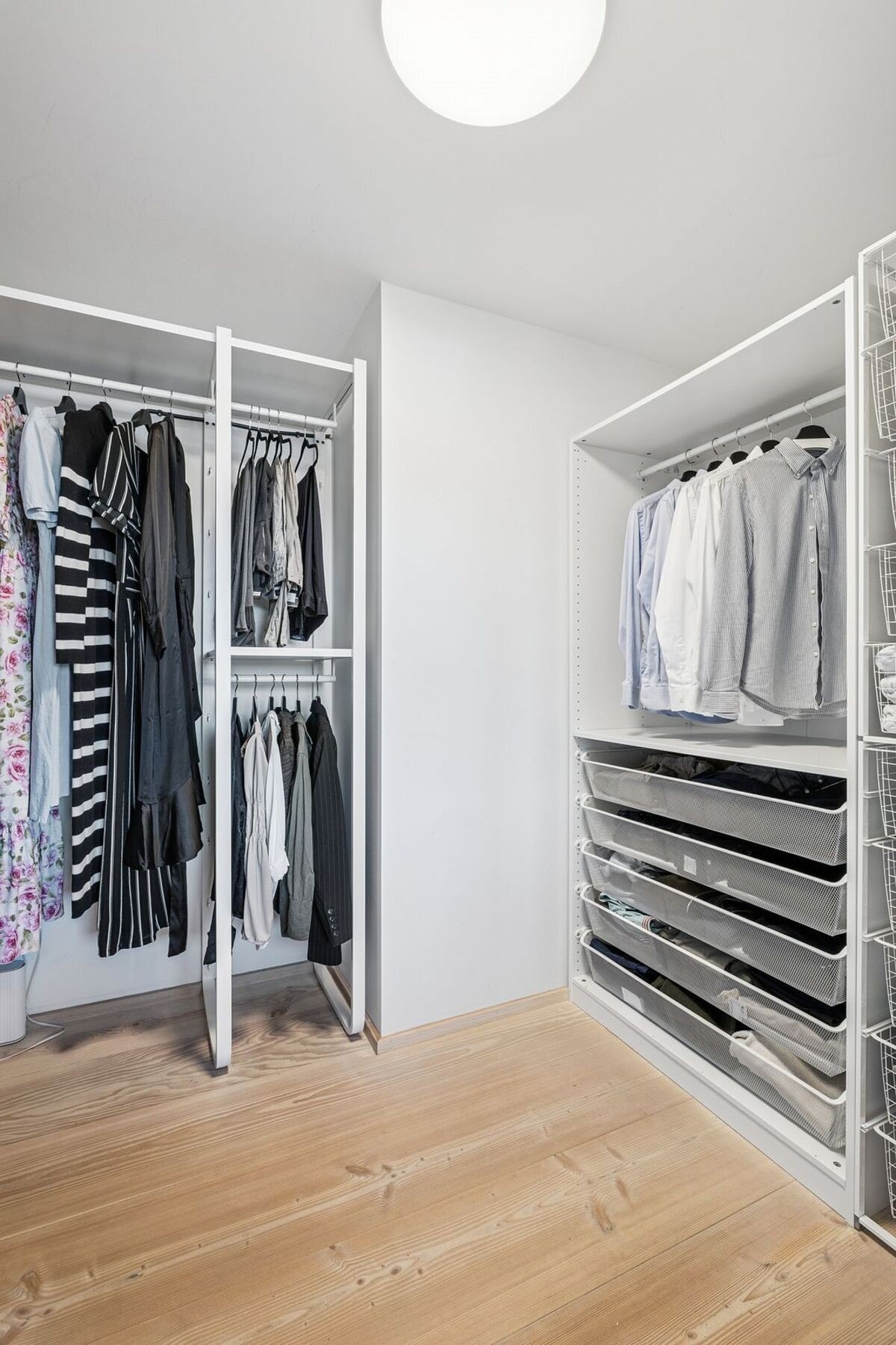 Walk-in garderobe med masse skapplass og heng. Galleribilde