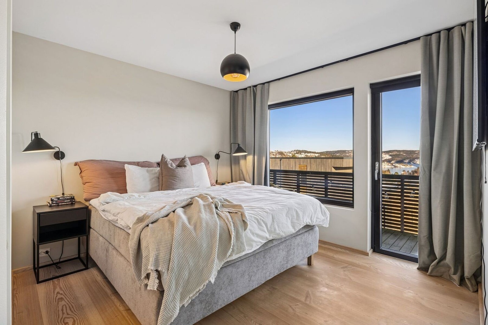 Hovedsoverommet har egen balkong og walk-in garderobe. Galleribilde