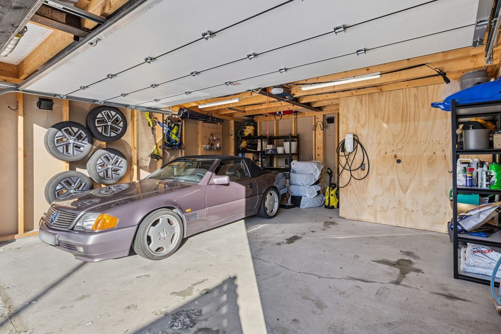 Romslig dobbelgarasje. Galleribilde