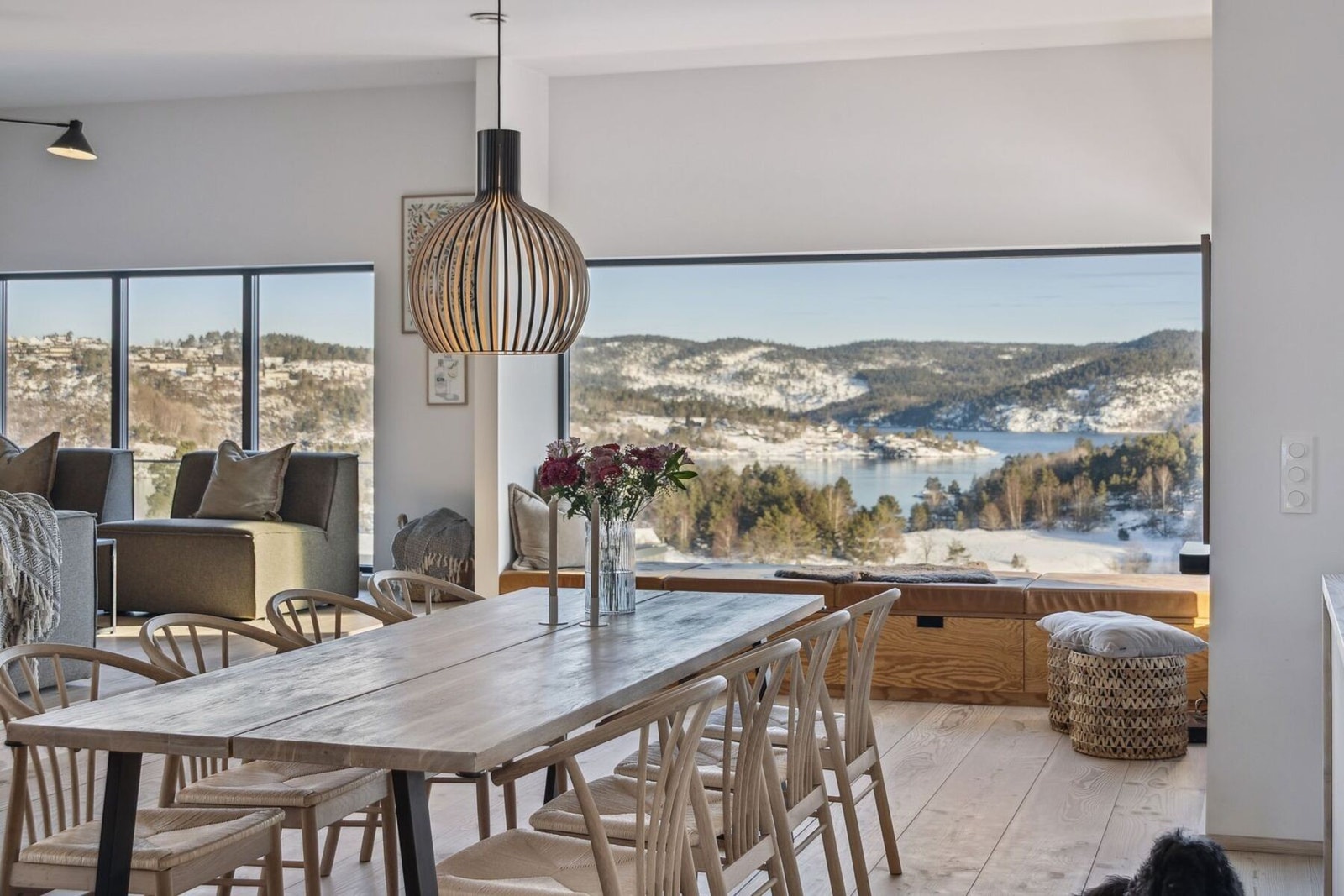 Unik bolig med høy standard. Denne etasjen er spesiell med sin generøse takhøyde og nydelig utsikt fra alle soner. Galleribilde