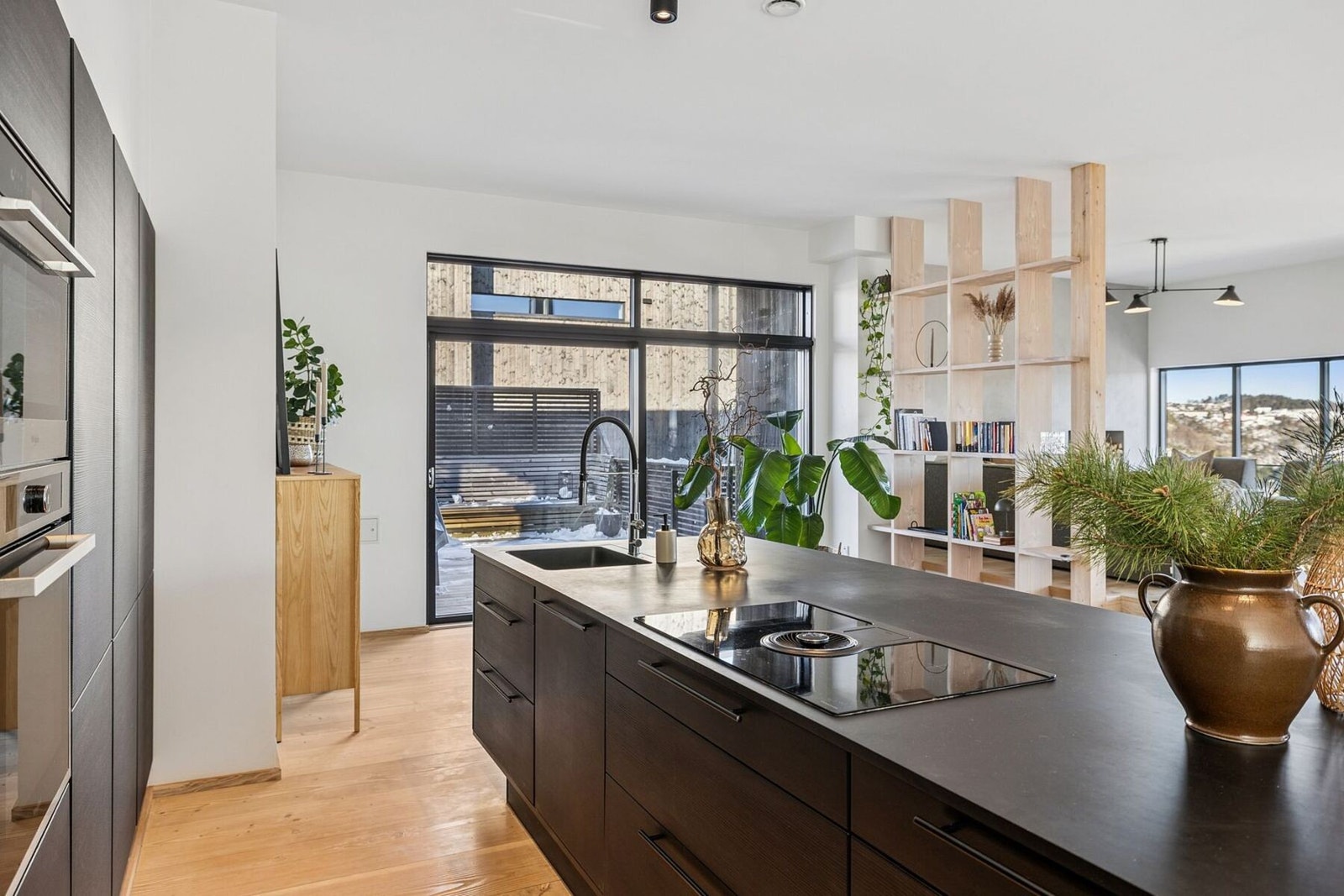 Fra kjøkkenet er det utgang til en stor terrasse. Galleribilde