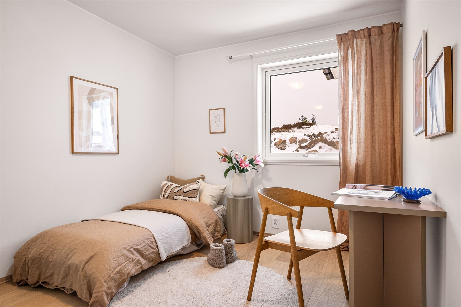 - Det er tre soverom i boligen, på hhv. 15, 10 og 9 kvm. Galleribilde