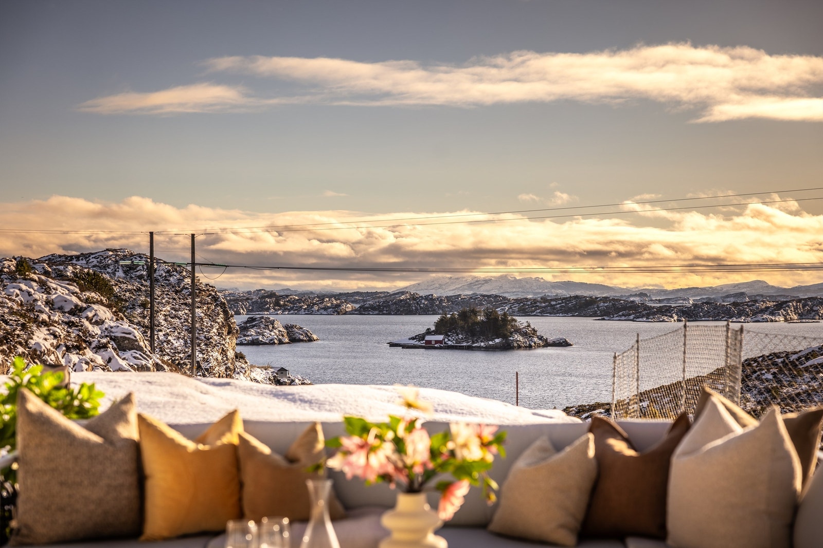 - I tillegg til denne idylliske utsikten byr et liv langs kysten en egen ro, reinere luft og et vakkert landskap ofte innbyr til kreativitet og inspirasjon - Galleribilde