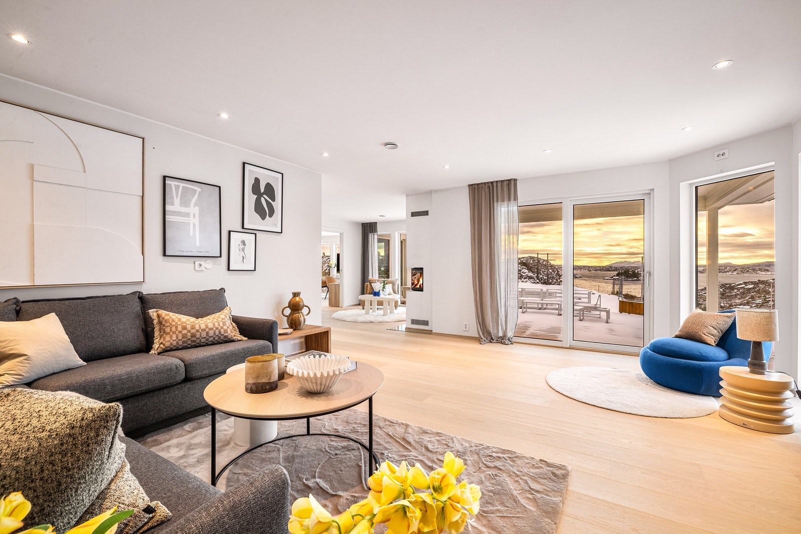 - Det er mange fordeler med et liv langs kysten. Ofte oppleves det at tiden går litt langsommere som gjør at man kan føle seg mer avslappet. De alltid skiftende lysforholdene gir også et unikt perspektiv på verden rundt deg. - Galleribilde