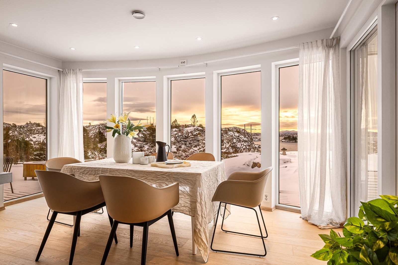 - Det er god plass til spisebord på kjøkkenet. En herlig plass enten man har gjester, skal lage mat eller for barna å gjøre lekser. - Galleribilde